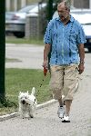 Houten 7 augustus 2004
Nico Zwinkels met hond wandelen.