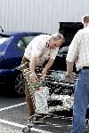 Hoofddorp 28 augustus 2004
Nico Zwinkels boodschappen doen in Mercedes
