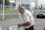 Hoofddorp 28 augustus 2004
Nico Zwinkels boodschappen doen in Mercedes