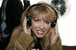 Bloemendaal 31 augustus 2004
Feestje radio Veronica bij strandtent Vroeger.
Patricia Paay met koptelefoon