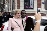 Amsterdam 25 augustus 2004
Presentatie nieuwe blad Zuid .
Regilio Tuur met fan