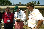 Zondag 8 Augustus 2004
Dutch KLM Open 2004 Golf
Robert Jan Derksen in gesprek met Hans woudstra (Telegraaf ) en Leo v d Ruit (ANP
