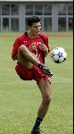 Amsterdam 31 juli 2004
Dennis Bergkamp en Lungberg op de training van Arsenal.
Op de achtergrond Robin v Persie