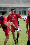 Amsterdam 31 juli 2004
Dennis Bergkamp en Lungberg op de training van Arsenal.
Op de achtergrond Robin v Persie