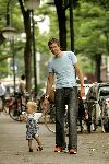 Amsterdam7 augustus 2004
Ruud de Wild met dochter op Cornelis Schuytstraat