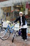 Hilversum 3 augustus 2005
Andre Hazes jr  werken in winkel