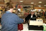 Hilversum 3 augustus 2005
Andre Hazes jr  werken in winkel