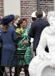 Apeldoorn 25 augustus 2005
Trouwen Prins Pieter Christiaan en Anita v Eijk.
Anita met hand van gast op buik