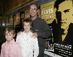 Amsterdam 26 augustus 2005
Opening Elvis tentoonstelling in beurs v Berlage.
Bart Chabot met zoons