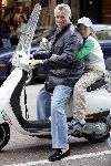 Amsterdam 6 augustus 2005
Bram Moszkowicz met zoon op vespa scooter