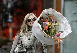 Amsterdam 10 augustus 2005
Candy Dulfer doet boodschappen op cornelis Schuytstraat met haar moeder. Candy verbergt zich achter bloemen