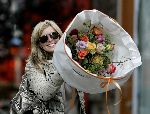 Amsterdam 10 augustus 2005
Candy Dulfer doet boodschappen op cornelis Schuytstraat met haar moeder. Candy verbergt zich achter bloemen