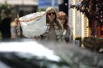 Amsterdam 10 augustus 2005
Candy Dulfer doet boodschappen op cornelis Schuytstraat met haar moeder.