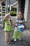 Fijnaart 23 augustus 2005
Christiaan Bauer en zijn broer Jan Bauer  spelen met muziekinstrumenten