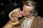 Amsterdam 6 augustus 2005
Connie Breukhoven optreden op de Gay Parade.
Connie met Hans Breukhoven kussend