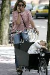 Amsterdam 1 augustus 2005
Danielle Overgaag met dochter Fiene in bakfiets met gsm