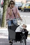 Amsterdam 1 augustus 2005
Danielle Overgaag met dochter Fiene in bakfiets met gsm