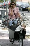 Amsterdam 1 augustus 2005
Danielle Overgaag met dochter Fiene in bakfiets