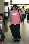 Schiphol 1 augustus 2005
Diego Armando Maradona met petje op schiphol