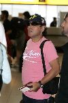 Schiphol 1 augustus 2005
Diego Armando Maradona met petje op schiphol