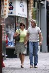 Amsterdam 24 augustus 2005
Dries Roelvink met zijn vrouw Lucienne in de cornelis schuytstraat