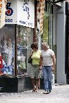 Amsterdam 24 augustus 2005
Dries Roelvink met zijn vrouw Lucienne in de cornelis schuytstraat
