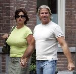 Amsterdam 24 augustus 2005
Dries Roelvink met zijn vrouw Lucienne in de cornelis schuytstraat