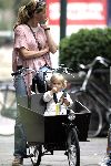 Amsterdam 1 augustus 2005
Danielle Overgaag met dochter Fiene in bakfiets