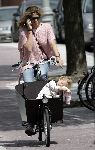 Amsterdam 1 augustus 2005
Danielle Overgaag met dochter Fiene in bakfiets