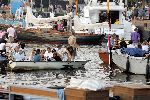 Amsterdam 18 augustus 2005
Frits Barend met zijn vrouw en hun dochters Barbara Barend en .. varen op boot tijdens sail Amsterdam 2005