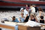 Amsterdam 18 augustus 2005
Frits Barend met zijn vrouw en hun dochters Barbara Barend en .. varen op boot tijdens sail Amsterdam 2005