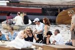 Amsterdam 18 augustus 2005
Frits Barend met zijn vrouw en hun dochters Barbara Barend en .. varen op boot tijdens sail Amsterdam 2005