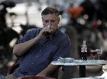Amsterdam 31 augustus 2005
Hans v d Togt drinkt whisky cola op terras met zijn hondje