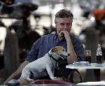 Amsterdam 31 augustus 2005
Hans v d Togt drinkt whisky cola op terras met zijn hondje