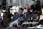 Amsterdam 31 augustus 2005
Hans v d Togt drinkt whisky cola op terras met zijn hondje