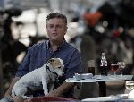 Amsterdam 31 augustus 2005
Hans v d Togt drinkt whisky cola op terras met zijn hondje