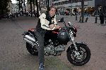 Amsterdam 26 augustus 2005
Opening Elvis tentoonstelling in beurs v Berlage.
Lodewijk Hoekstra op moter/motor