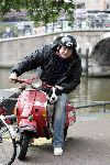 Amsterdam 8 augustus 2005
Reunie sterrenslag met boot in amsterdam.
Menno Kohler op vespa scooter met hond