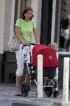 Amsterdam 17 augustus 2005
Prinses Marilene achter de kinderwagen met Anna