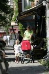 Amsterdam 17 augustus 2005
Prinses Marilene achter de kinderwagen met Anna