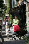 Amsterdam 17 augustus 2005
Prinses Marilene achter de kinderwagen met Anna