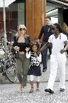 Amsterdam  4 augustus 2005
Regilio Tuur met zijn dochtertje Estee en ex vriendin Pieternel