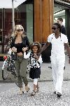 Amsterdam  4 augustus 2005
Regilio Tuur met zijn dochtertje Estee en ex vriendin Pieternel