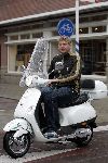 Amsterdam 5 augustus 2005
Sybrand Niessen op vespa scooter