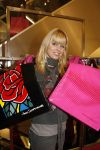 Amsterdam 3 december 2006
Bekende Nederlanders verkopen art bags tbv het aidsfonds in de bijenkorf in Amsterdam. Bridget Maasland
