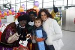 Rotterdam 26 november 2006
Het feest van sinterklaas in ahoy. Chimene v Oosterhout met zoontje Liam