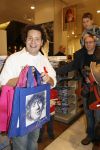 Amsterdam 3 december 2006
Bekende Nederlanders verkopen art bags tbv het aidsfonds in de bijenkorf in Amsterdam. Dirk Zeelenberg