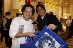 Amsterdam 3 december 2006
Bekende Nederlanders verkopen art bags tbv het aidsfonds in de bijenkorf in Amsterdam. Dirk Zeelenberg met Lodewijk Hoekstra