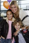 Rotterdam 26 november 2006
Het feest van sinterklaas in ahoy. Estelle Gullit met Maxim en Joelle
