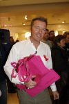 Amsterdam 3 december 2006
Bekende Nederlanders verkopen art bags tbv het aidsfonds in de bijenkorf in Amsterdam. Frank Awick